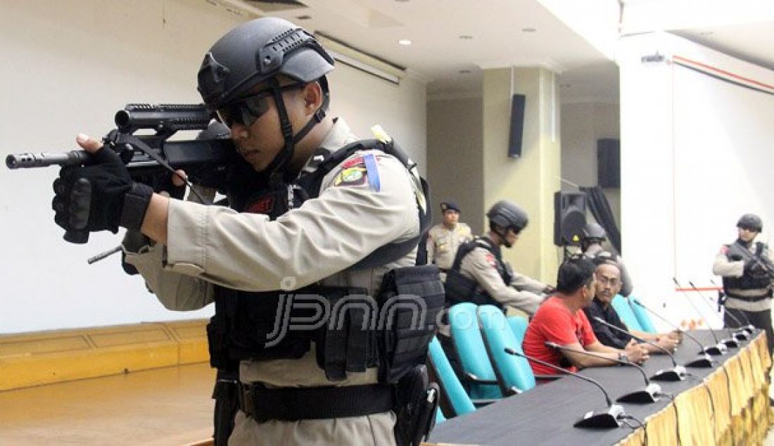 Tim Gabungan Polda Metro Jaya melakukan simulasi pengamanan Pilkada Serentak 2017 di Kantor KPU Pusat, Jakarta, Jumat (16/9). Foto: Ricardo/JPNN.com - JPNN.com