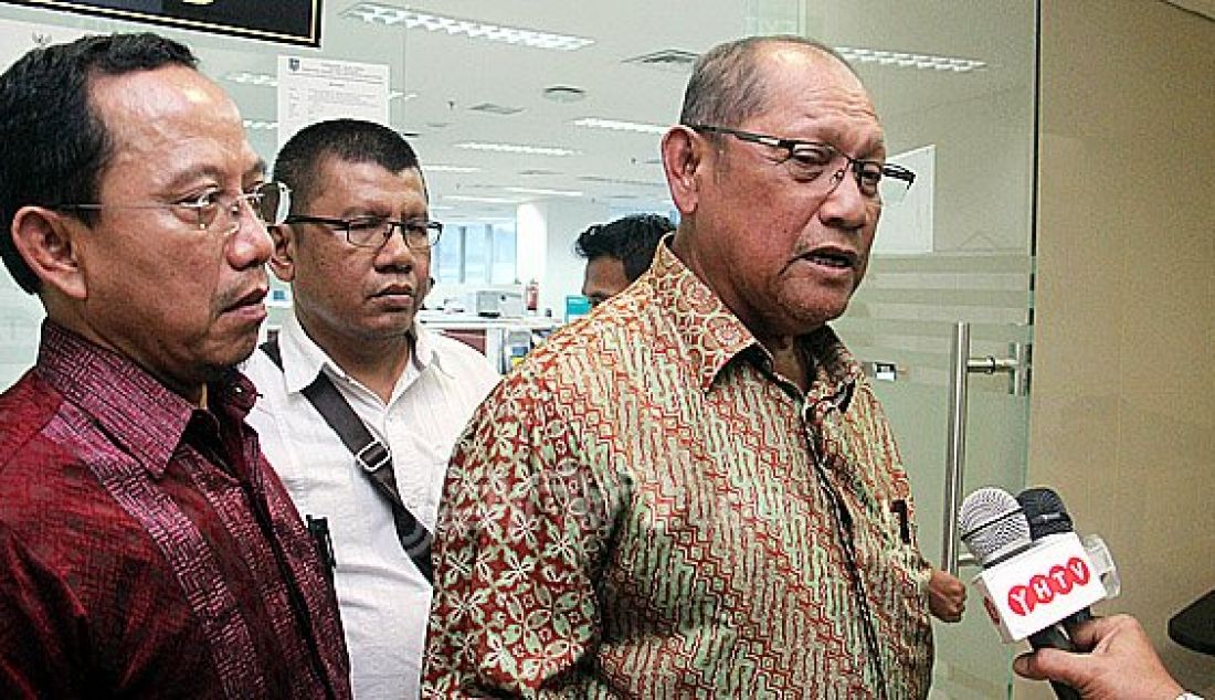 Ketua Tenaga Kerja Bongkar Muat (TKBM) Komura, Jafar Abdul Gaffar memberi keterangan, usai melakukan audiensi dengan perwakilan Kemenhub, KKP dan Kemendagri terkait Permenhub Nomor PM 130/2015 dan Nomor 135/2015 di Kantor Kemendagri, Jakarta, Kamis (15/9). Rapat membahas terkait permasalahan TKBM di Pelabuhan Samarinda untuk mencari solusi atas permasalahan pasca terbitnya dua Permenhub tersebut. Foto : Ricardo/JPNN.com - JPNN.com