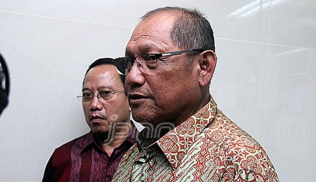 Ketua Tenaga Kerja Bongkar Muat (TKBM) Komura, Jafar Abdul Gaffar memberi keterangan, usai melakukan audiensi dengan perwakilan Kemenhub, KKP dan Kemendagri terkait Permenhub Nomor PM 130/2015 dan Nomor 135/2015 di Kantor Kemendagri, Jakarta, Kamis (15/9). Rapat membahas terkait permasalahan TKBM di Pelabuhan Samarinda untuk mencari solusi atas permasalahan pasca terbitnya dua Permenhub tersebut. Foto : Ricardo/JPNN.com - JPNN.com