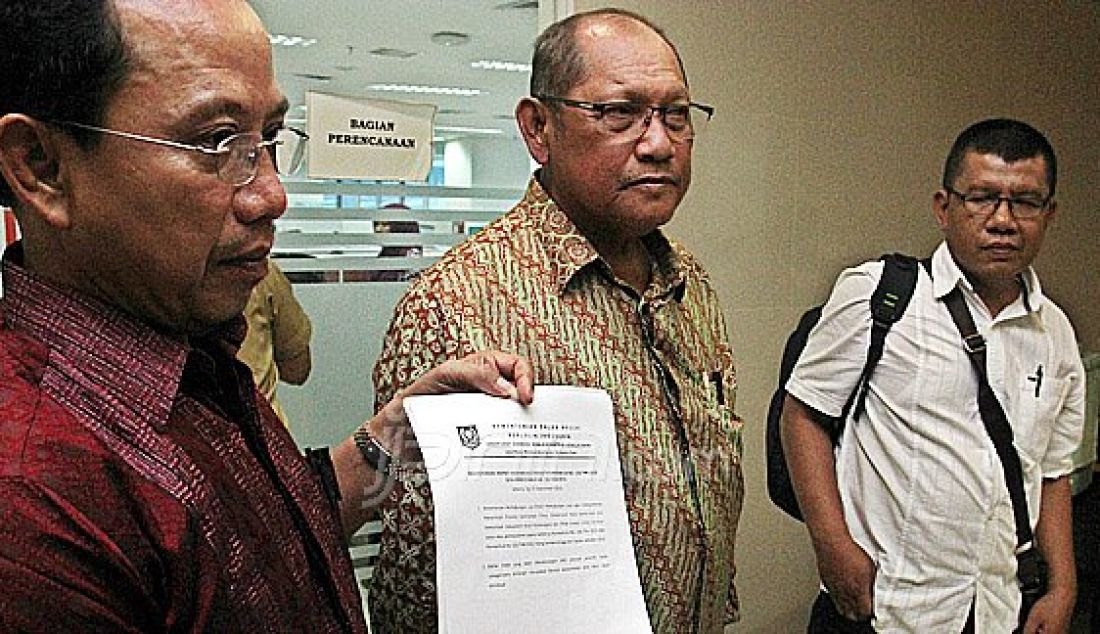 Ketua Tenaga Kerja Bongkar Muat (TKBM) Komura, Jafar Abdul Gaffar memberi keterangan, usai melakukan audiensi dengan perwakilan Kemenhub, KKP dan Kemendagri terkait Permenhub Nomor PM 130/2015 dan Nomor 135/2015 di Kantor Kemendagri, Jakarta, Kamis (15/9). Rapat membahas terkait permasalahan TKBM di Pelabuhan Samarinda untuk mencari solusi atas permasalahan pasca terbitnya dua Permenhub tersebut. Foto : Ricardo/JPNN.com - JPNN.com