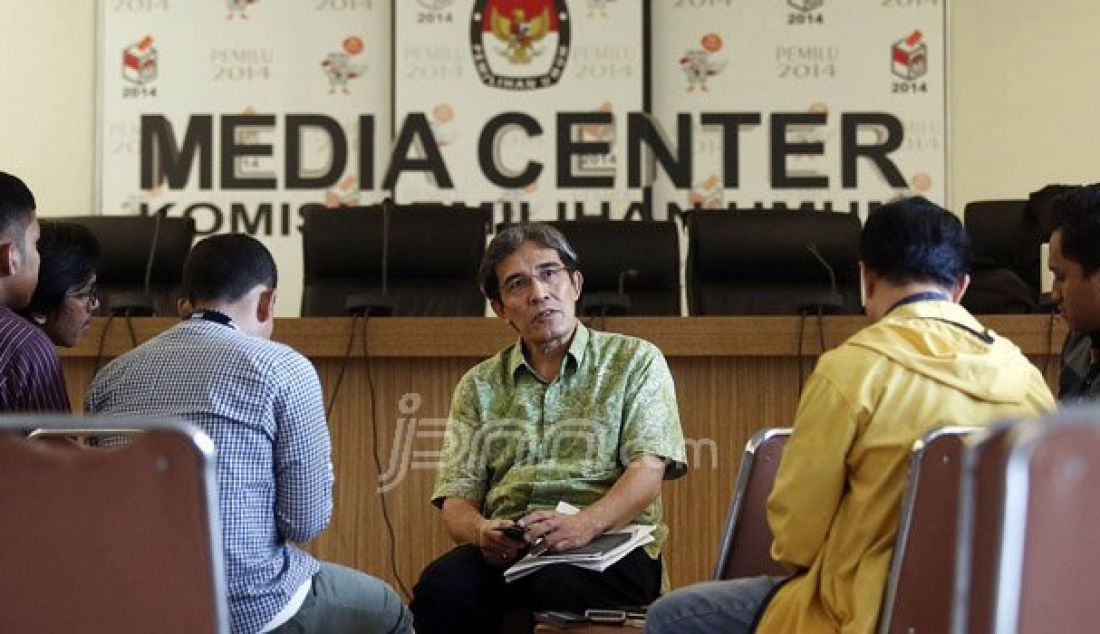 Komisioner KPU Hadar Nafis Gumay saat memberikan keterangan, Jakarta, Jumat (16/9). Peraturan KPU Pencalonan menetapkan mantan terpidana bandar narkoba dan kejahatan seksual anak dilarang maju Pilkada, sementara mantan terpidana korupsi bisa ikuti Pilkada 2017. Foto: Ricardo/JPNN.com - JPNN.com