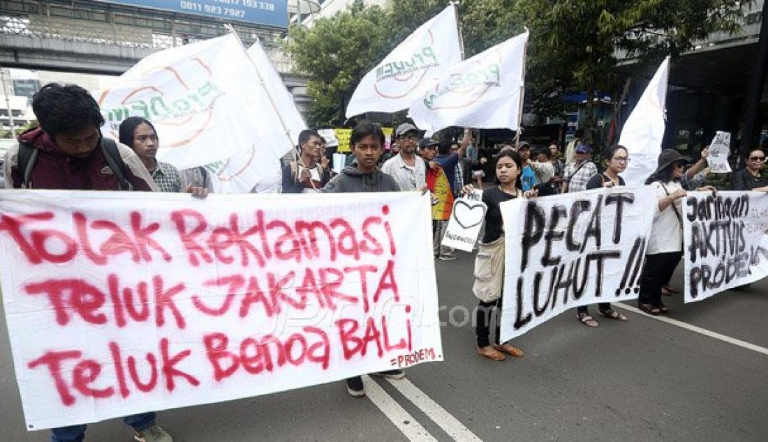 Jaringan Aktivis Pro Demokrasi (Prodem ) melakukan aksi menolak Reklamasi Teluk Jakarta dan Teluk Benoa di kantor Kemenko Maritim, Jakarta, Jumat (16/9). Massa mendesak Presiden Jokowi untuk mencopot Menko Maritim dan menangkap Ahok. Foto: Ricardo/JPNN.com - JPNN.com