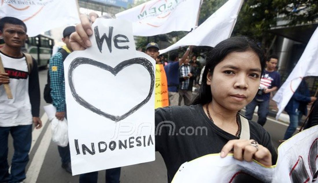 Jaringan Aktivis Pro Demokrasi (Prodem ) melakukan aksi menolak Reklamasi Teluk Jakarta dan Teluk Benoa di kantor Kemenko Maritim, Jakarta, Jumat (16/9). Massa mendesak Presiden Jokowi untuk mencopot Menko Maritim dan menangkap Ahok. Foto: Ricardo/JPNN.com - JPNN.com