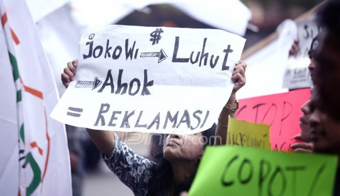 Jaringan Aktivis Pro Demokrasi (Prodem ) melakukan aksi menolak Reklamasi Teluk Jakarta dan Teluk Benoa di kantor Kemenko Maritim, Jakarta, Jumat (16/9). Massa mendesak Presiden Jokowi untuk mencopot Menko Maritim dan menangkap Ahok. Foto: Ricardo/JPNN.com - JPNN.com