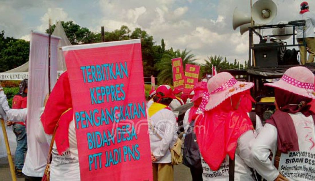 Para bidan desa PTT (Pusat), yang ditopang Konfederasi KASBI menggelar aksi unjuk rasa di depan istana Negara, Jakarta, Selasa (20/9). Massa meminta dilakukannya pengumuman terbuka CPNSD 42.245 bidan desa PTT (Pusat) dan KPK memantau proses pengangkatan. Foto: Esy/JPNN.com - JPNN.com