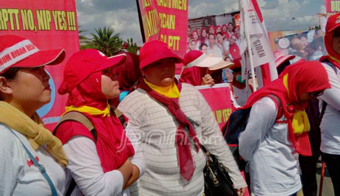 Para bidan desa PTT (Pusat), yang ditopang Konfederasi KASBI menggelar aksi unjuk rasa di depan istana Negara, Jakarta, Selasa (20/9). Massa meminta dilakukannya pengumuman terbuka CPNSD 42.245 bidan desa PTT (Pusat) dan KPK memantau proses pengangkatan. Foto: Esy/JPNN.com - JPNN.com