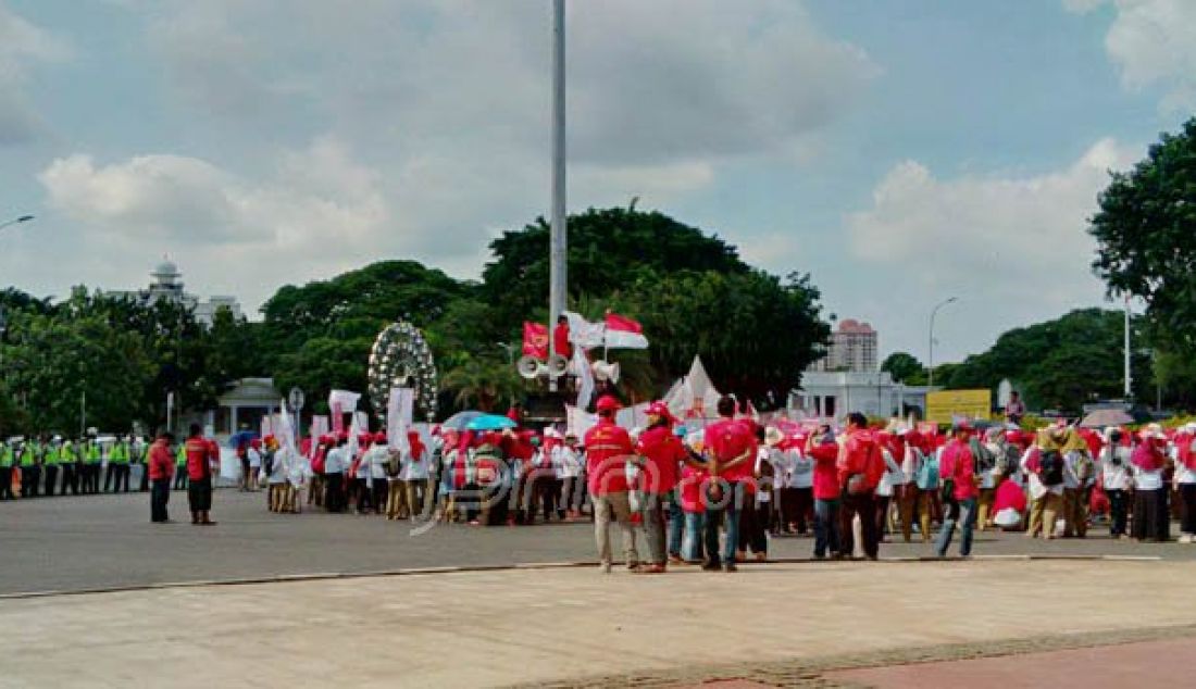 Para bidan desa PTT (Pusat), yang ditopang Konfederasi KASBI menggelar aksi unjuk rasa di depan istana Negara, Jakarta, Selasa (20/9). Massa meminta dilakukannya pengumuman terbuka CPNSD 42.245 bidan desa PTT (Pusat) dan KPK memantau proses pengangkatan. Foto: Esy/JPNN.com - JPNN.com