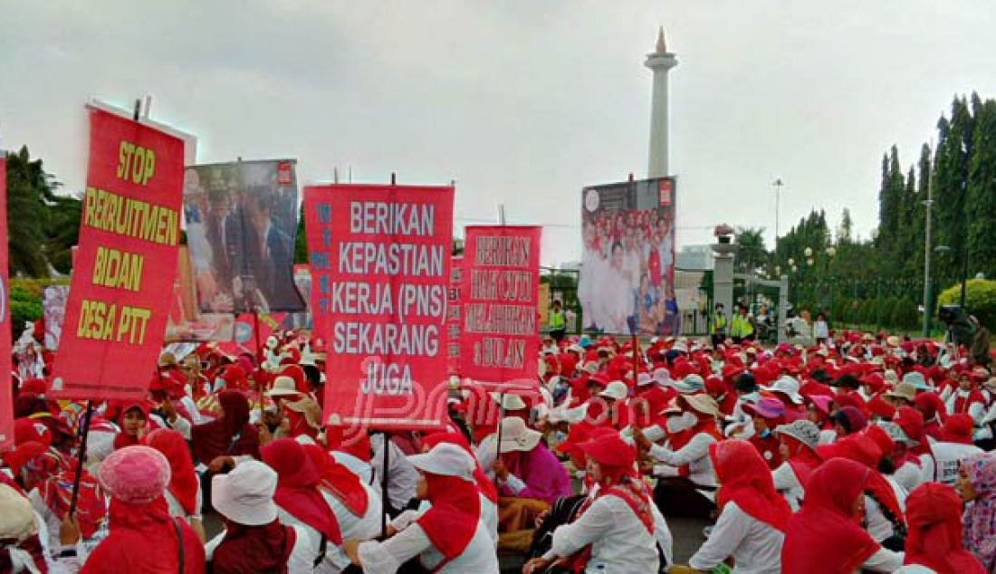 Para bidan desa PTT (Pusat) kembali menggelar aksi unjuk rasa di depan istana Negara, Jakarta, Selasa (20/9). Massa meminta dilakukannya pengumuman terbuka CPNSD 42.245 bidan desa PTT (Pusat) dan KPK memantau proses pengangkatan. Foto: Esy/JPNN.com - JPNN.com