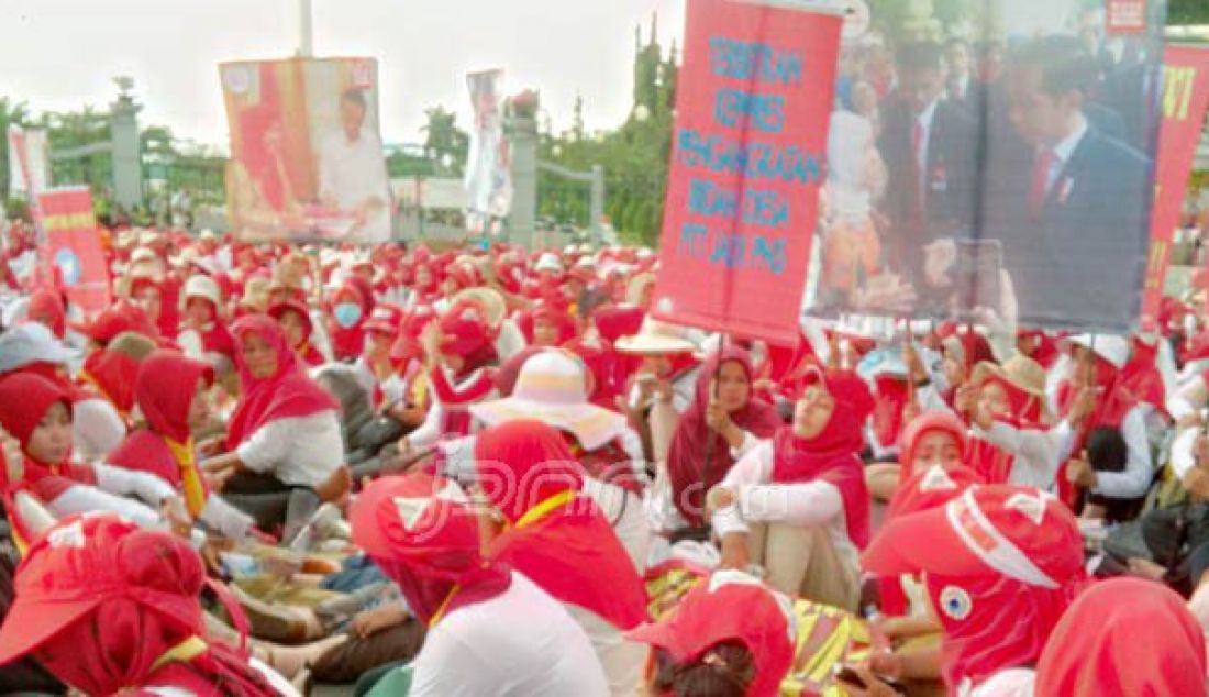 Para bidan desa PTT (Pusat) kembali menggelar aksi unjuk rasa di depan istana Negara, Jakarta, Selasa (20/9). Massa meminta dilakukannya pengumuman terbuka CPNSD 42.245 bidan desa PTT (Pusat) dan KPK memantau proses pengangkatan. Foto: Esy/JPNN.com - JPNN.com