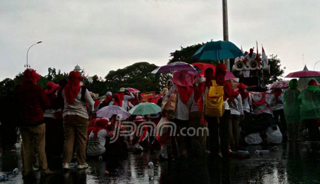 Para bidan desa PTT (Pusat) kembali menggelar aksi unjuk rasa di depan istana Negara, Jakarta, Selasa (20/9). Massa meminta dilakukannya pengumuman terbuka CPNSD 42.245 bidan desa PTT (Pusat) dan KPK memantau proses pengangkatan. Foto: Esy/JPNN.com - JPNN.com