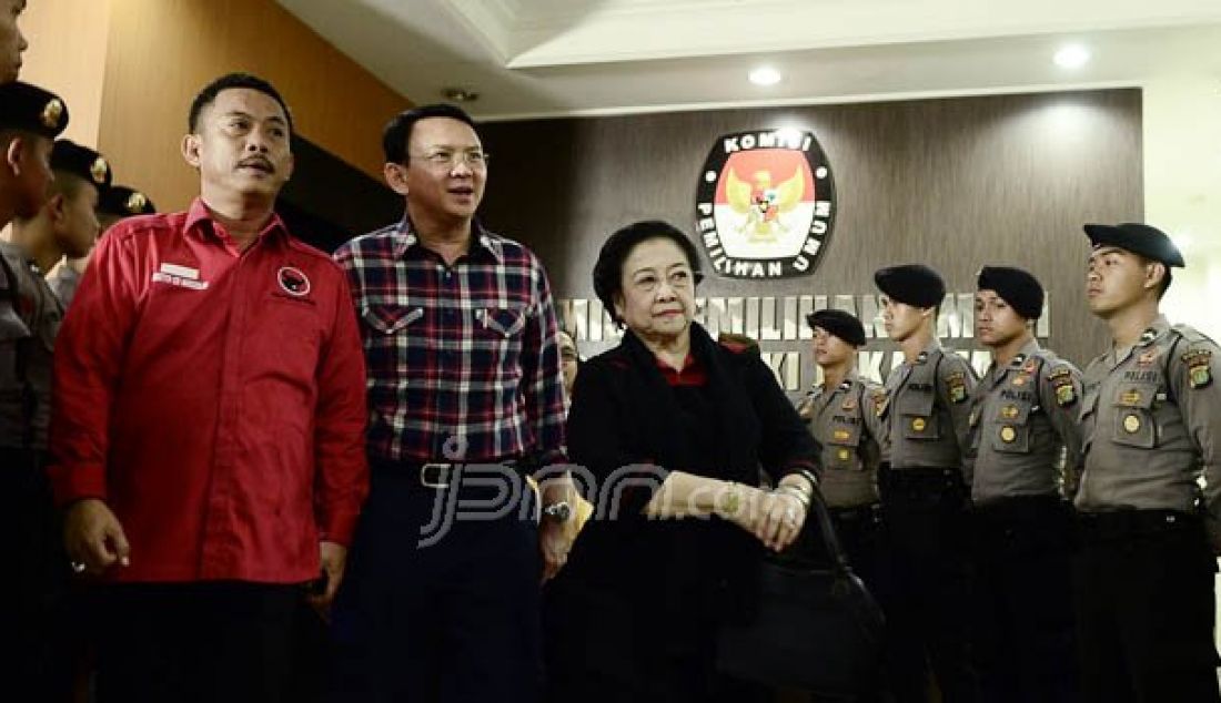 Ketua Umum Partai PDIP Megawati Soekarnoputri saat mendampingi Basuki Tjahadja Purnama (Ahok) saat mendaftar ke KPU, Jakarta, Rabu (21/9). Foto; M Fathra/JPNNN.com - JPNN.com