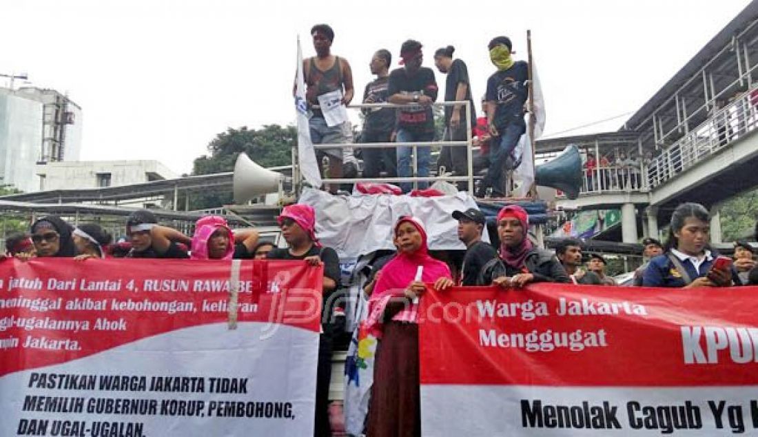 Sejumlah warga miskin kota berorasi di depan kantor KPUD di Jalan Kramat Raya, Jakarta Pusat, Rabu (21/9). Kedatangan mereka guna meluapkan aspirasinya yang menolak Basuki Tjahaja Purnama (Ahok) untuk kembali maju kemali di Pilkada DKI 2017. Foto: M Fathra/JPNN.com - JPNN.com