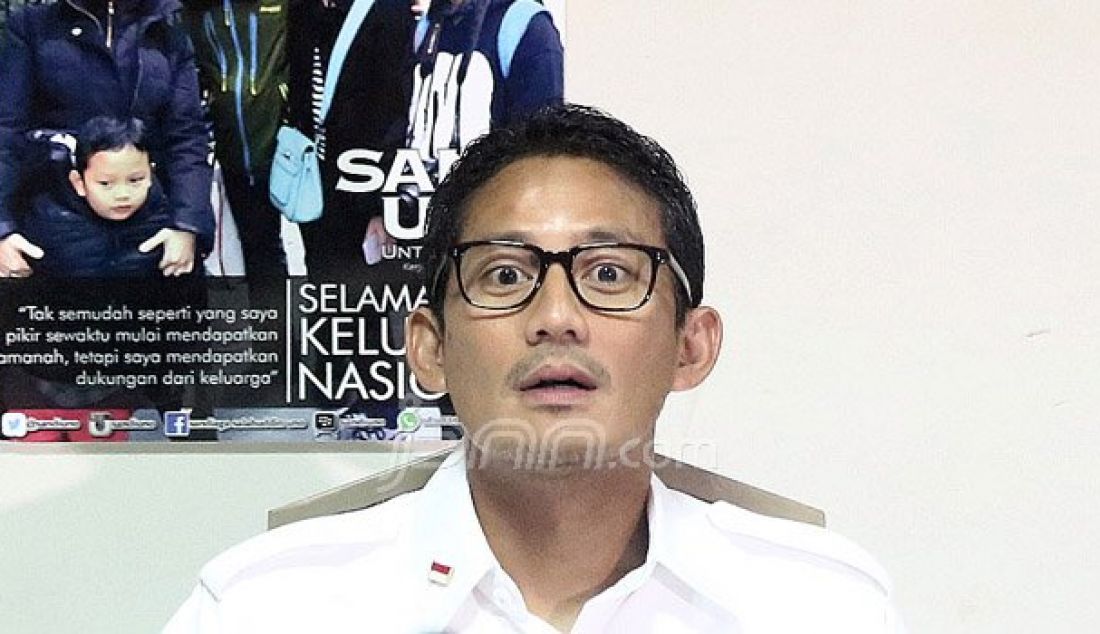 Bakal Calon Gubernur DKI Jakarta dari Partai Gerindra Sandiaga Uno saat menggelar konferensi pers di Posko Relawan Sandi, Jakarta, Kamis (22/9). Sandi yang diusung koalisi kekeluargaan berencana akan berpasangan dengan Anies Baswedan. Foto: Ricardo/JPNN.com - JPNN.com