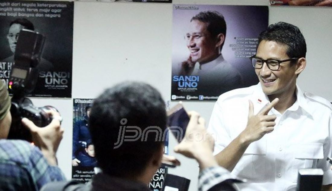 Bakal Calon Gubernur DKI Jakarta dari Partai Gerindra Sandiaga Uno saat menggelar konferensi pers di Posko Relawan Sandi, Jakarta, Kamis (22/9). Sandi yang diusung koalisi kekeluargaan berencana akan berpasangan dengan Anies Baswedan. Foto: Ricardo/JPNN.com - JPNN.com