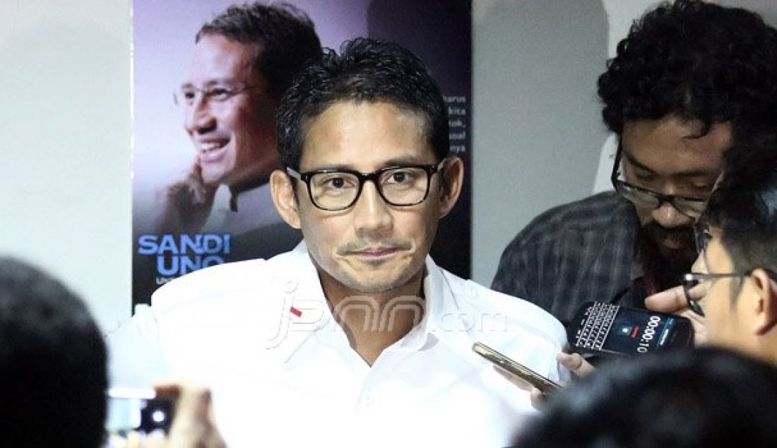 Bakal Calon Gubernur DKI Jakarta dari Partai Gerindra Sandiaga Uno saat menggelar konferensi pers di Posko Relawan Sandi, Jakarta, Kamis (22/9). Sandi yang diusung koalisi kekeluargaan berencana akan berpasangan dengan Anies Baswedan. Foto: Ricardo/JPNN.com - JPNN.com