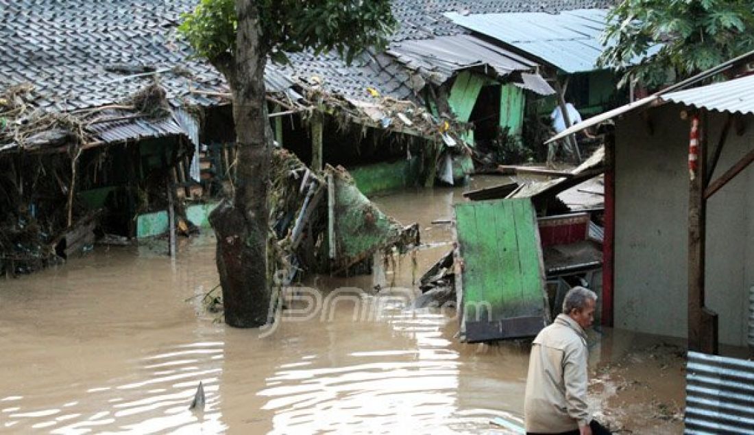 BANJIR BANDANG: Kawasan Garut dilanda banjir bandang akibat meluapnya Sungai Cimanuk, Rabu (21/9). Foto: Ikbal/Radar Tasikmalaya - JPNN.com