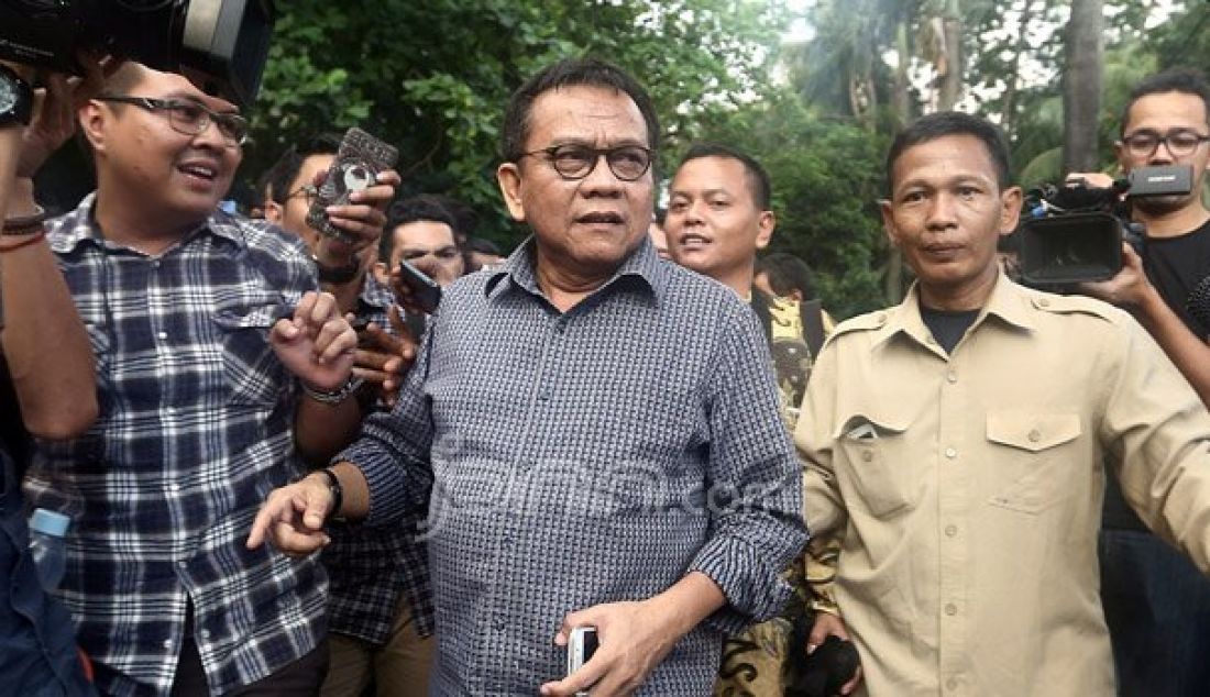 Ketua DPD DKI Jakarta Partai Gerindra M Taufik saat keluar dari kediaman Ketua Umum Partai Gerindra Prabowo Subianto, Jakarta, Kamis (22/9). Partai Gerindra dan PKS masih melakukan rapat untuk menentukan pasangan calon Sandiaga Uno. Foto: Ricardo/JPNN.com - JPNN.com