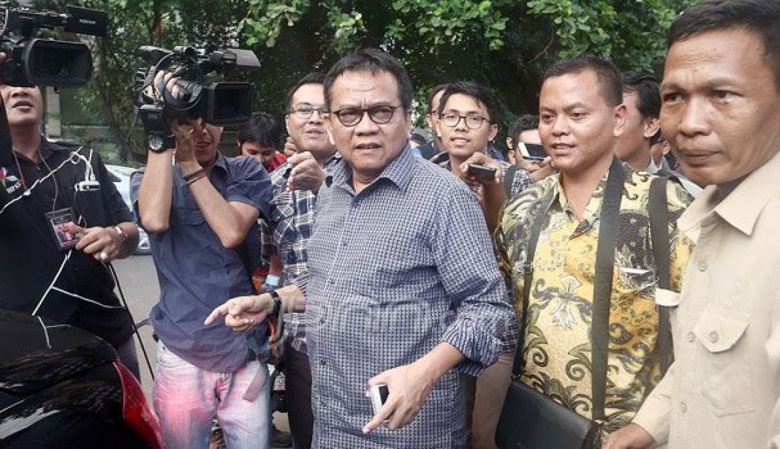 Ketua DPD DKI Jakarta Partai Gerindra M Taufik saat keluar dari kediaman Ketua Umum Partai Gerindra Prabowo Subianto, Jakarta, Kamis (22/9). Partai Gerindra dan PKS masih melakukan rapat untuk menentukan pasangan calon Sandiaga Uno. Foto: Ricardo/JPNN.com - JPNN.com