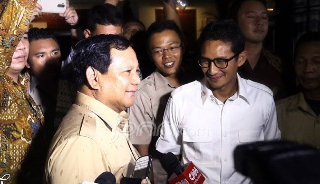 Ketua Umum Partai Gerindra Prabowo Subianto bersama Bakal Calon Gubernur DKI Jakarta dari Partai Gerindra Sandiaga Uno memberikan keterangan pers, Jakarta, Kamis (22/9). Partai Gerindra dan PKS masih melakukan rapat menentukan pasangan calon Sandiaga Uno. Foto: Ricardo/JPNN.com - JPNN.com