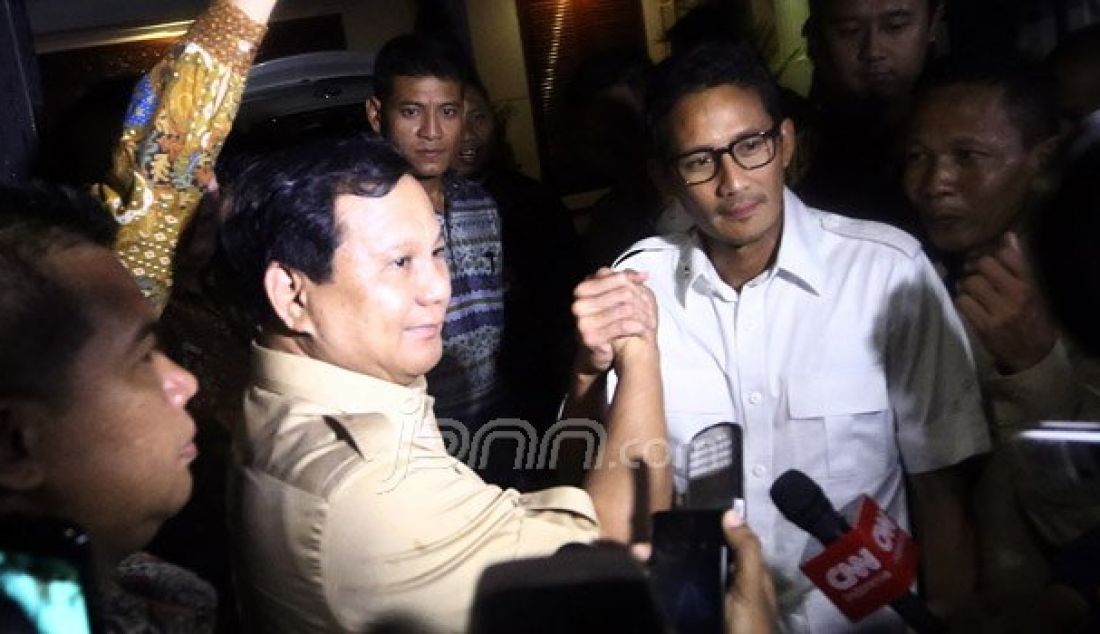 Ketua Umum Partai Gerindra Prabowo Subianto bersama Bakal Calon Gubernur DKI Jakarta dari Partai Gerindra Sandiaga Uno memberikan keterangan pers, Jakarta, Kamis (22/9). Partai Gerindra dan PKS masih melakukan rapat menentukan pasangan calon Sandiaga Uno. Foto: Ricardo/JPNN.com - JPNN.com