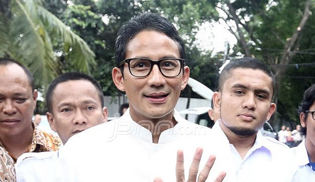 Bakal Calon Gubernur DKI Jakarta dari Partai Gerindra Sandiaga Uno saat tiba di kediaman Ketua Umum Partai Gerindra Prabowo Subianto, Jakarta, Jumat (23/9). Foto: Ricardo/JPNN.com - JPNN.com