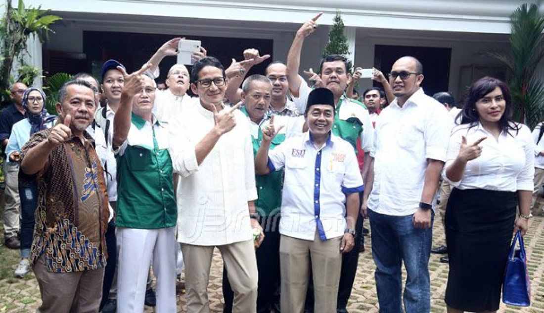 Bakal Calon Gubernur DKI Jakarta dari Partai Gerindra Sandiaga Uno saat tiba di kediaman Ketua Umum Partai Gerindra Prabowo Subianto, Jakarta, Jumat (23/9). Foto: Ricardo/JPNN.com - JPNN.com