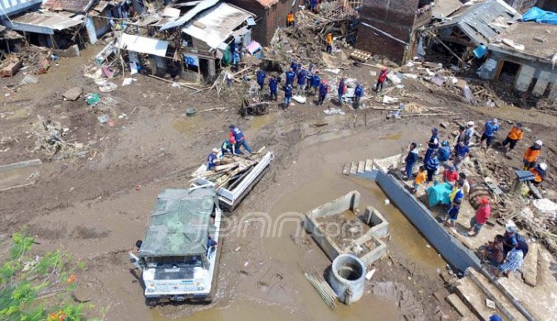 Tim gabungan memperluas pencarian warga yang dilaporkan hilang terbawa arus banjir bandang di Kabupaten Garut, Jawa Barat, Jumat (23/9). Foto: Raka/Jawa Pos - JPNN.com