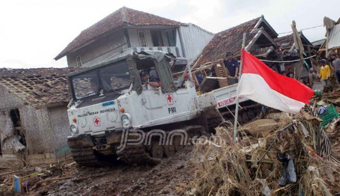 Palang Merah Indonesia (PMI) mengerahkan kendaraan ampibi Hagglund untuk membantu evakuasi korban bencana banjir bandang di Garut, Jawa Barat, Jumat (23/9). Foto: Raka/Jawa Pos - JPNN.com