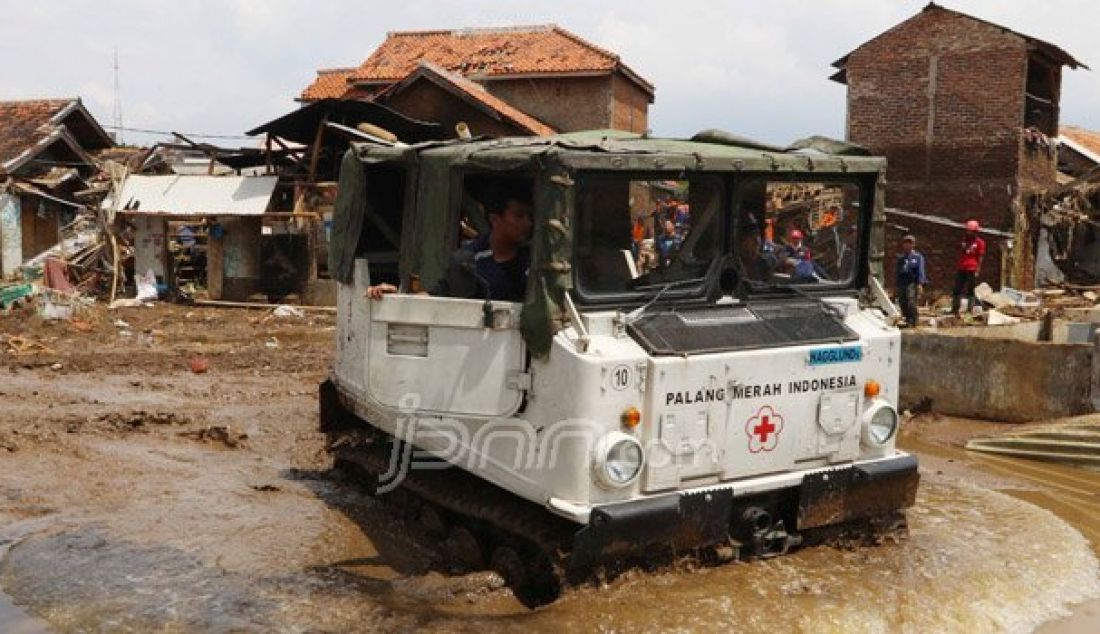 Palang Merah Indonesia (PMI) mengerahkan kendaraan ampibi Hagglund untuk membantu evakuasi korban bencana banjir bandang di Garut, Jawa Barat, Jumat (23/9). Foto: Raka/Jawa Pos - JPNN.com