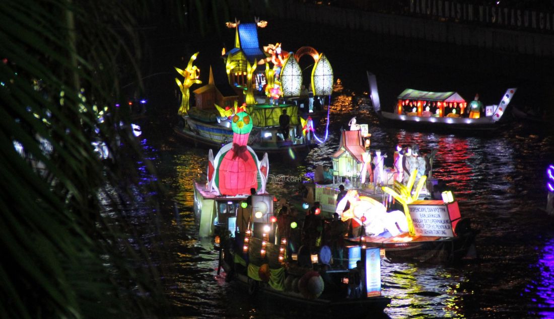 Festival Jukung Hias di Sungai Martapura, Banjarmasin dalam rangka HUT Kota Banjarmasin ke-490, Sabtu (24/9). Foto : M Oscar Fraby/Radar Banjarmasin - JPNN.com