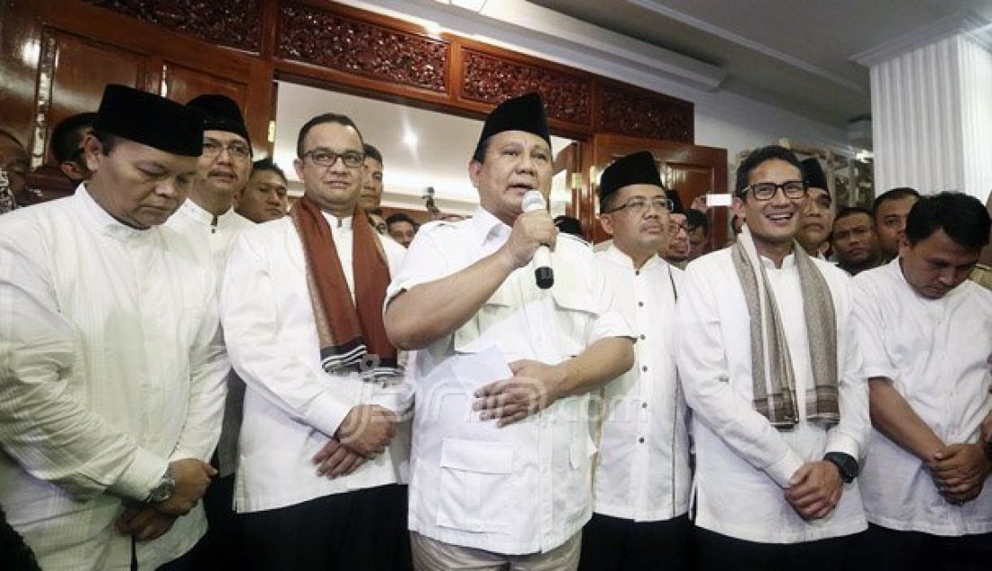 Ketua Umum Partai Gerindra Prabowo Subianto dan Presiden PKS Sohibul Iman mendeklarasikan pencalonan Bakal Calon Gubernur DKI Jakarta Anies Baswedan dan Bakal Calon Wakil Gubernur DKI Jakarta Sandiaga Uno, Jakarta, Jumat (23/9). Foto: Ricardo/JPNN.com - JPNN.com