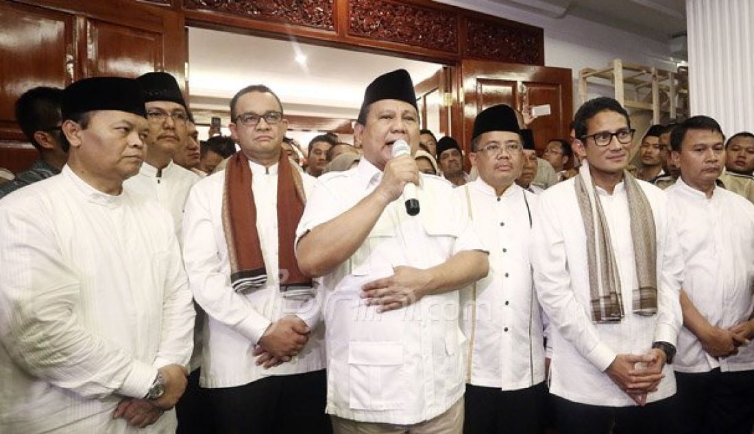 Ketua Umum Partai Gerindra Prabowo Subianto dan Presiden PKS Sohibul Iman mendeklarasikan pencalonan Bakal Calon Gubernur DKI Jakarta Anies Baswedan dan Bakal Calon Wakil Gubernur DKI Jakarta Sandiaga Uno, Jakarta, Jumat (23/9). Foto: Ricardo/JPNN.com - JPNN.com