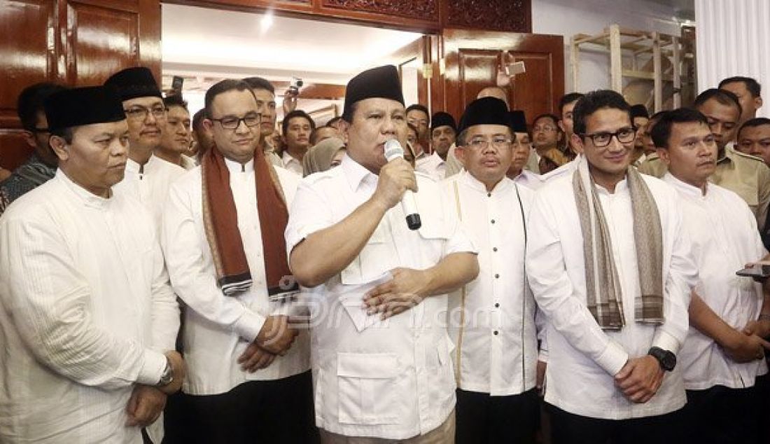 Ketua Umum Partai Gerindra Prabowo Subianto dan Presiden PKS Sohibul Iman mendeklarasikan pencalonan Bakal Calon Gubernur DKI Jakarta Anies Baswedan dan Bakal Calon Wakil Gubernur DKI Jakarta Sandiaga Uno, Jakarta, Jumat (23/9). Foto: Ricardo/JPNN.com - JPNN.com