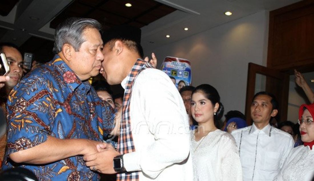 Ketua Umum Partai Demokrat Susilo Bambang Yudhoyono memberikan restu kepada pasangan Bakal Calon Gubernur DKI Agus Harimurti Yudhoyono dan Bakal Cawagub Sylviana Murni, Jakarta, Jumat (23/9). Pasangan tersebut diusung oleh partai Demokrat, PAN, PPP, dan PKB. Foto: Ricardo/JPNN.com - JPNN.com