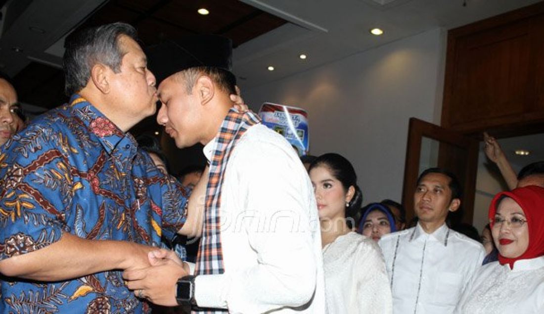 Ketua Umum Partai Demokrat Susilo Bambang Yudhoyono memberikan restu kepada pasangan Bakal Calon Gubernur DKI Agus Harimurti Yudhoyono dan Bakal Cawagub Sylviana Murni, Jakarta, Jumat (23/9). Pasangan tersebut diusung oleh partai Demokrat, PAN, PPP, dan PKB. Foto: Ricardo/JPNN.com - JPNN.com