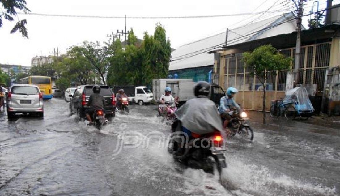 Musim hujan sudah mulai menyapa warga Kota Surabaya di akhir bulan September ini. Salah satu yang menjadi momok setiap kali datangnya musim hujan adalah banjir. Kini Pemkot Surabaya sedang ngebut sejumlah proyek infrastruktur saluran untuk antisipasi banjir. Foto: Fatima/Radar Surabaya - JPNN.com