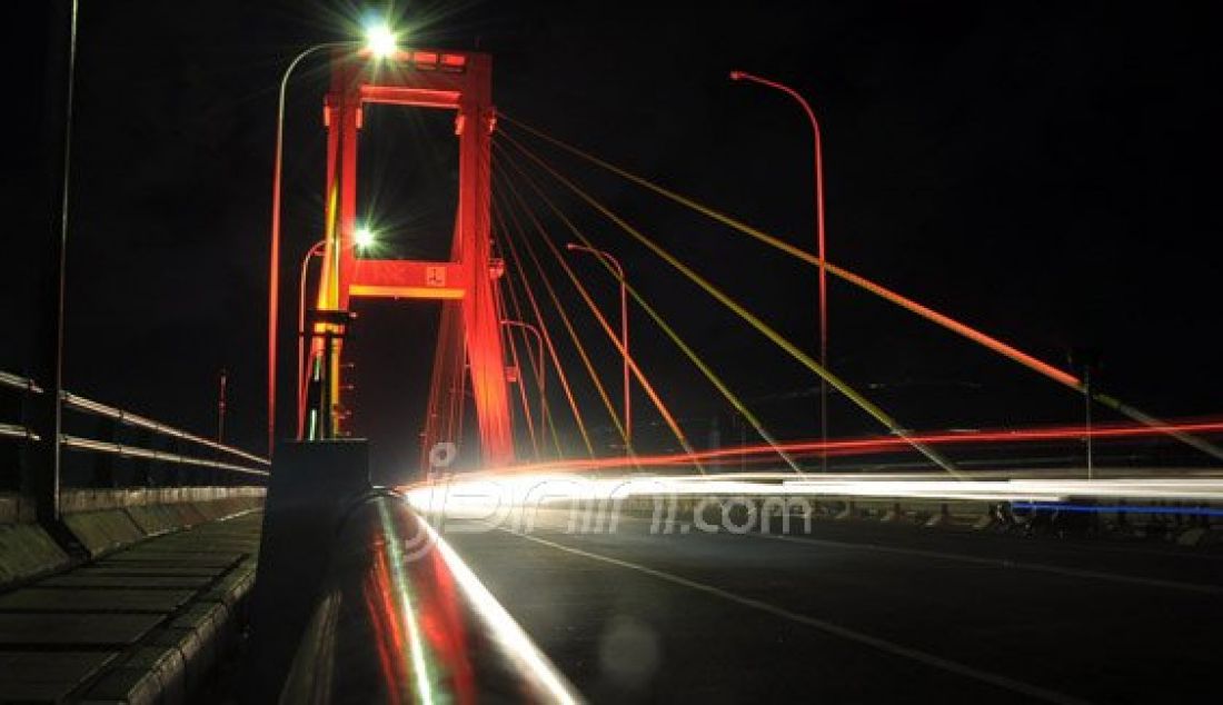 TEMPAT HUNTING: Jelang sore hingga malam hari, Jembatan Soekarno selalu ramai dikunjungi warga Manado dan luar Manado, bahkan wisatawan asing, sering datang ke ikon kota tinutuan ini. Keindahan warna-warni lampu led menjadi spot malam hari. Foto: Reza/Manado Post - JPNN.com
