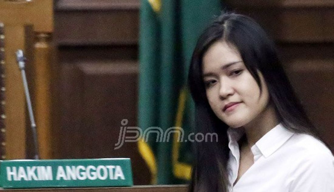 Terdakwa kasus pembunuhan berencana kepada teman kuliahnya, Wayan Mirna Salihin, Jessica Kumala Wongso menjalani sidang pemeriksaan terdakwa di Pengadilan Negeri Jakarta Pusat, Jakarta, Rabu (28/9). Foto: Ricardo/JPNN.com - JPNN.com