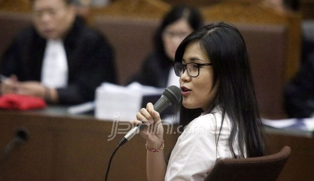 Terdakwa kasus pembunuhan berencana kepada teman kuliahnya, Wayan Mirna Salihin, Jessica Kumala Wongso menjalani sidang pemeriksaan terdakwa di Pengadilan Negeri Jakarta Pusat, Jakarta, Rabu (28/9). Foto: Ricardo/JPNN.com - JPNN.com