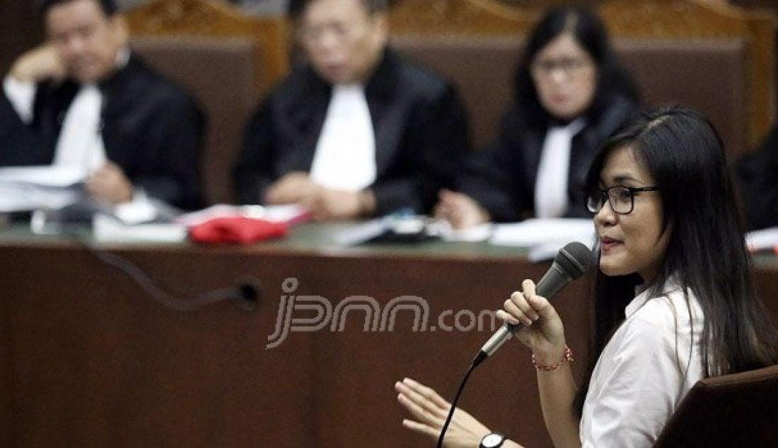 Terdakwa kasus pembunuhan berencana kepada teman kuliahnya, Wayan Mirna Salihin, Jessica Kumala Wongso menjalani sidang pemeriksaan terdakwa di Pengadilan Negeri Jakarta Pusat, Jakarta, Rabu (28/9). Foto: Ricardo/JPNN.com - JPNN.com