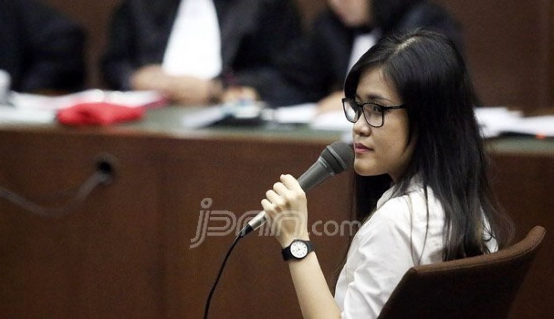 Terdakwa kasus pembunuhan berencana kepada teman kuliahnya, Wayan Mirna Salihin, Jessica Kumala Wongso menjalani sidang pemeriksaan terdakwa di Pengadilan Negeri Jakarta Pusat, Jakarta, Rabu (28/9). Foto: Ricardo/JPNN.com - JPNN.com