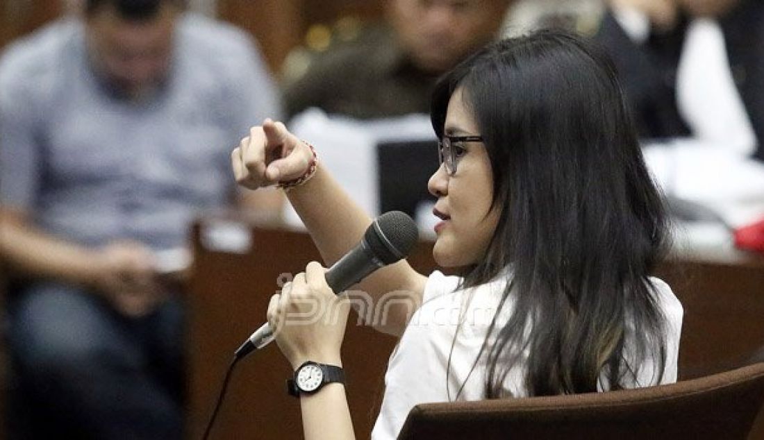 Terdakwa kasus pembunuhan berencana kepada teman kuliahnya, Wayan Mirna Salihin, Jessica Kumala Wongso menjalani sidang pemeriksaan terdakwa di Pengadilan Negeri Jakarta Pusat, Jakarta, Rabu (28/9). Foto: Ricardo/JPNN.com - JPNN.com