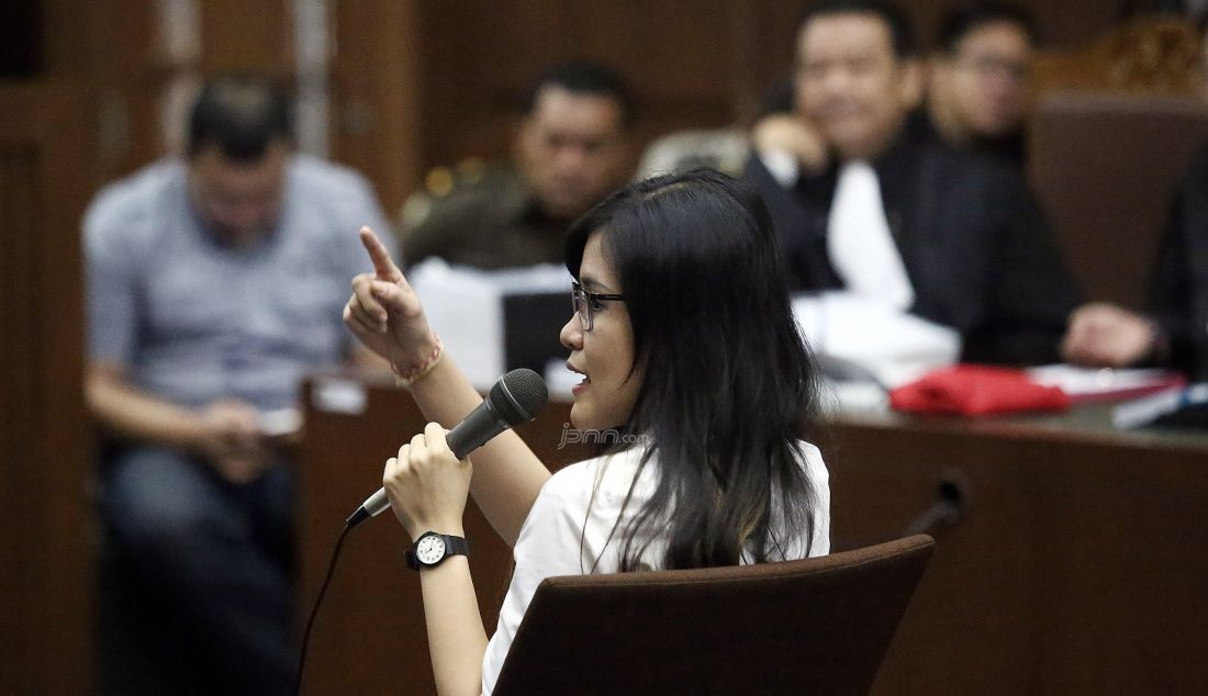 Terdakwa kasus pembunuhan berencana kepada teman kuliahnya, Wayan Mirna Salihin, Jessica Kumala Wongso menjalani sidang pemeriksaan terdakwa di Pengadilan Negeri Jakarta Pusat, Jakarta, Rabu (28/9). Foto: Ricardo/JPNN.com - JPNN.com