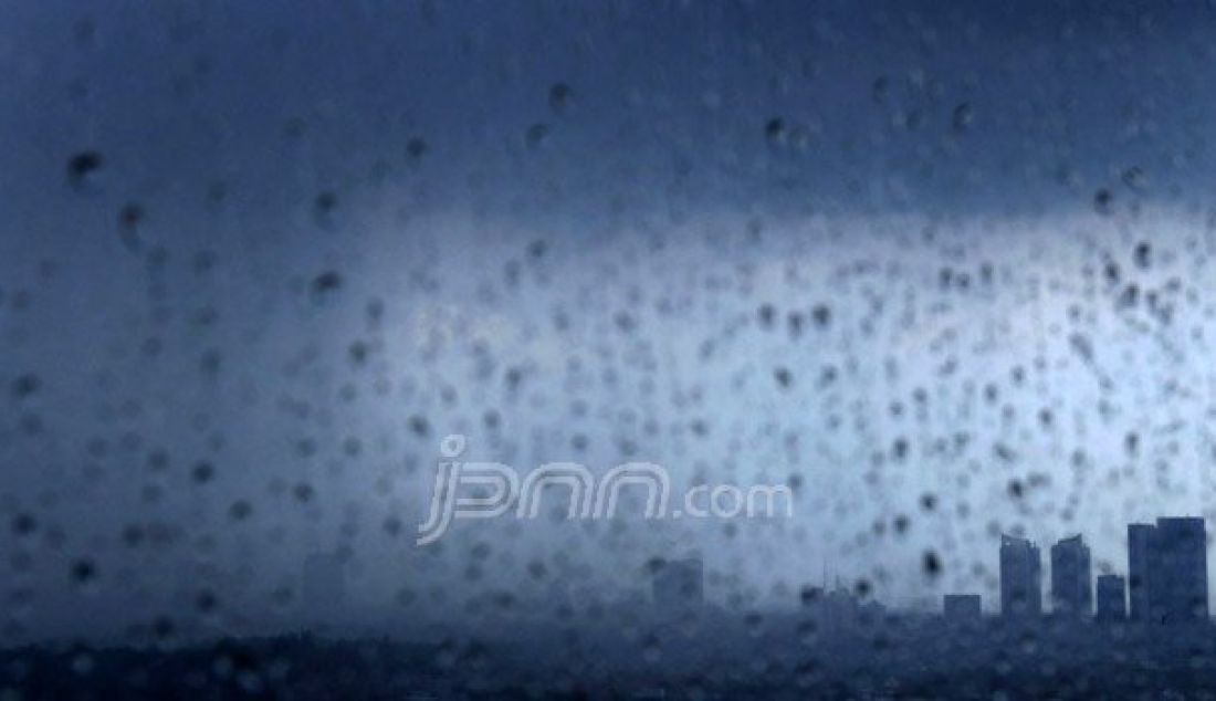 Hujan disertai gumpalan awan hitam menggelayut di atas langit Kota Surabaya, Rabu (28/9). Menurut BMKG Stasiun Meteorologi Klas I Juanda Surabaya musim hujan tahun 2016/2017 maju dari normalnya, warga diharapkan waspada adanya hujan lebat yang disertai angin kencang. Foto: Dite S/Jawa Pos - JPNN.com
