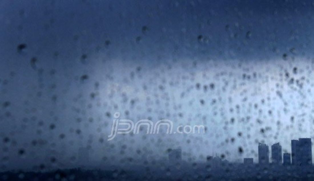 Hujan disertai gumpalan awan hitam menggelayut di atas langit Kota Surabaya, Rabu (28/9). Menurut BMKG Stasiun Meteorologi Klas I Juanda Surabaya musim hujan tahun 2016/2017 maju dari normalnya, warga diharapkan waspada adanya hujan lebat yang disertai angin kencang. Foto: Dite S/Jawa Pos - JPNN.com
