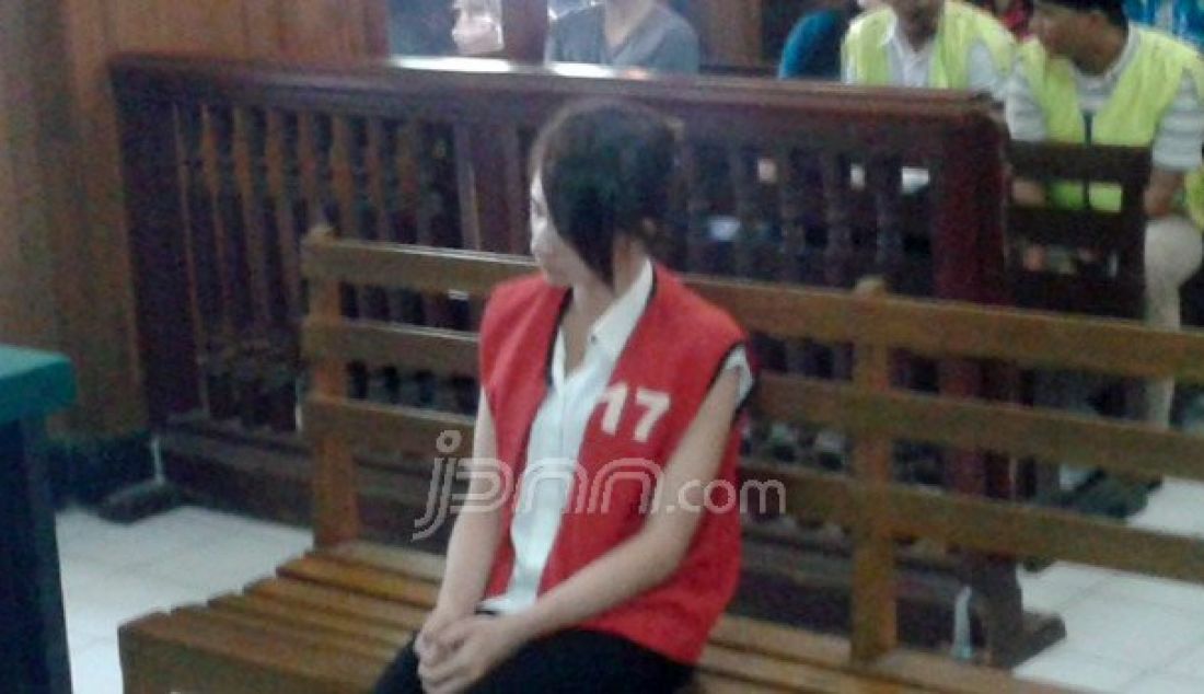 Wanita berparas cantik, Frinanda Kristina Dewi hanya bisa menangis saat majelis hakim Pengadilan Negeri Surabaya menjatuhkan vonis 4 tahun penjara, Rabu (28/9). Frinanda terbukti bersalah menyimpan dan memiliki sabu di apartemennya di Surabaya Barat. Foto: Romadoni/Radar Surabaya - JPNN.com