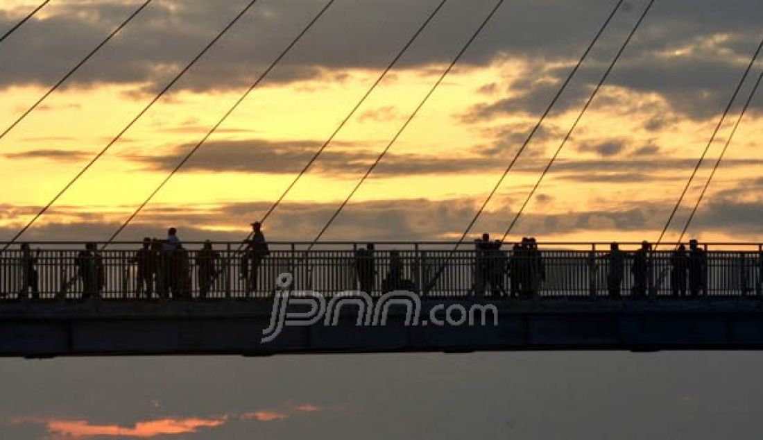 Jembatan Titian Gentala Arasy tempat wisata andalan masyarakat kota Jambi menikmati suasana terbenam nya matahari di pinggir sungai bhatanghari dan wisata religi. Foto: M Ridwan/Jambi Ekspres - JPNN.com