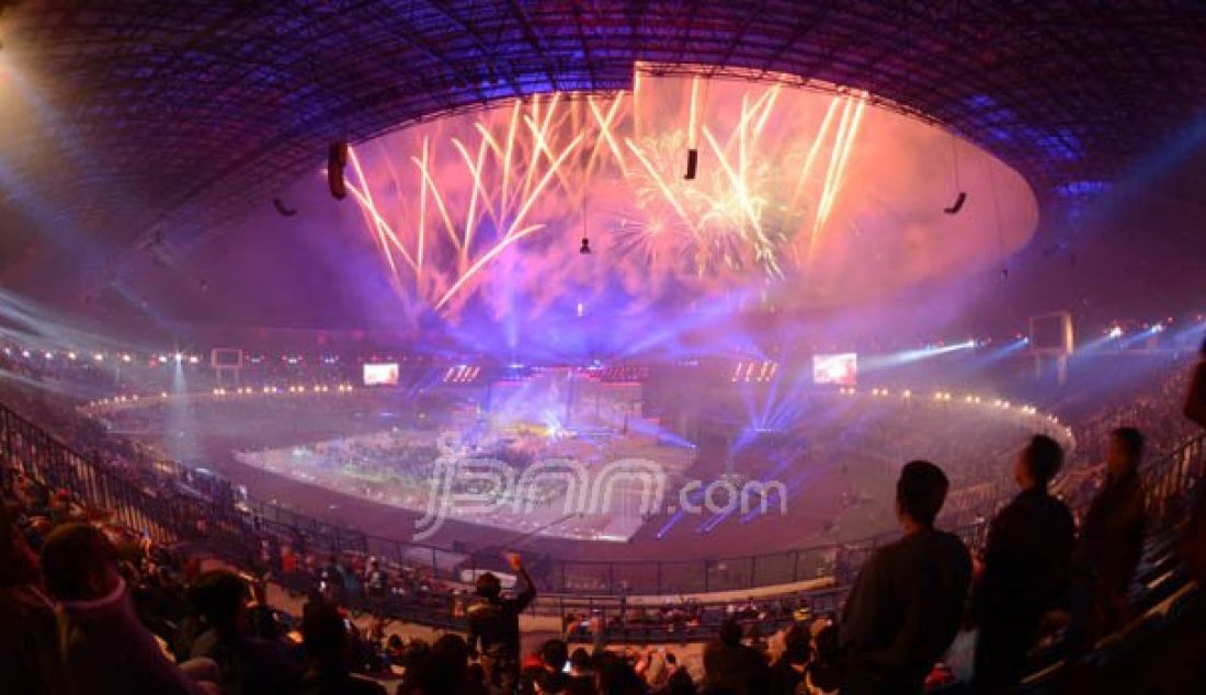 Kembang Api warnai acara Closing Ceremony PON XIX Jabar di stadion Gelora Bandung Lautan Api, kota Bandung, Kamis (29/9). Foto: Evan/Sumatera Ekpres - JPNN.com