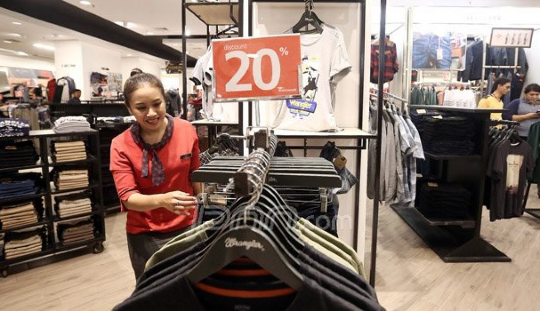 Pengunjung melihat-lihat produk-produk di gerai Matahari Departement Store di Lippo Mall Kemang Jakarta, Kamis (29/9). Gerai baru Matahari Departement Store yang ke-147 ini memiliki tampilan eksklusif. Foto: Ricardo/JPNN.com - JPNN.com