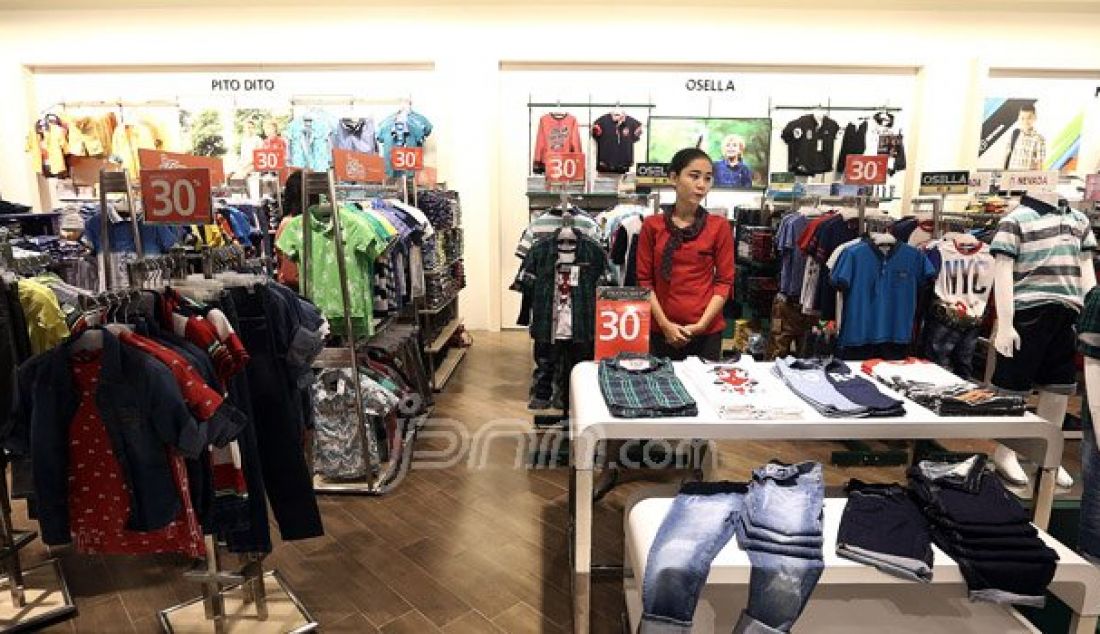 Pengunjung melihat-lihat produk-produk di gerai Matahari Departement Store di Lippo Mall Kemang Jakarta, Kamis (29/9). Gerai baru Matahari Departement Store yang ke-147 ini memiliki tampilan eksklusif. Foto: Ricardo/JPNN.com - JPNN.com